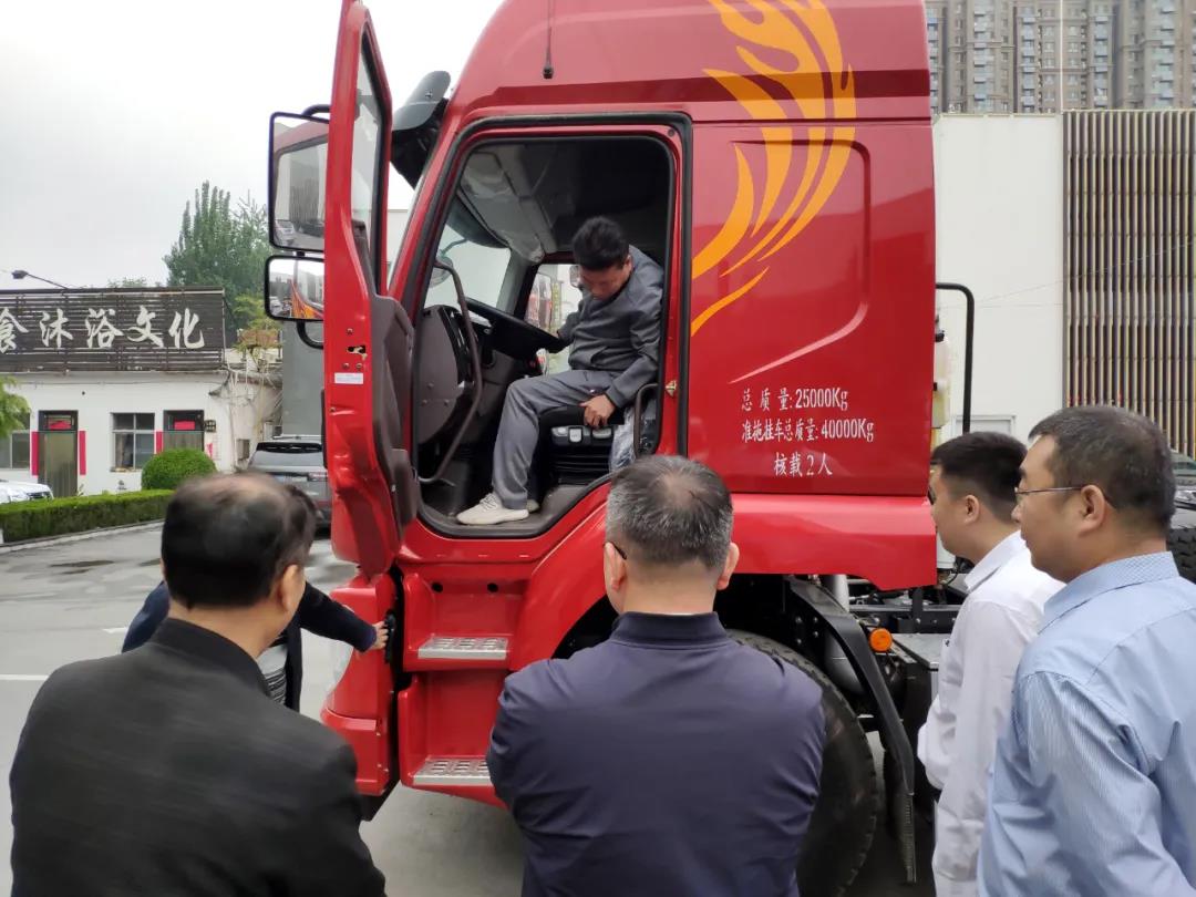  河北长征汽车制造有限公司副总经理齐玉兴、河南分公司经理李博生
-美国空派