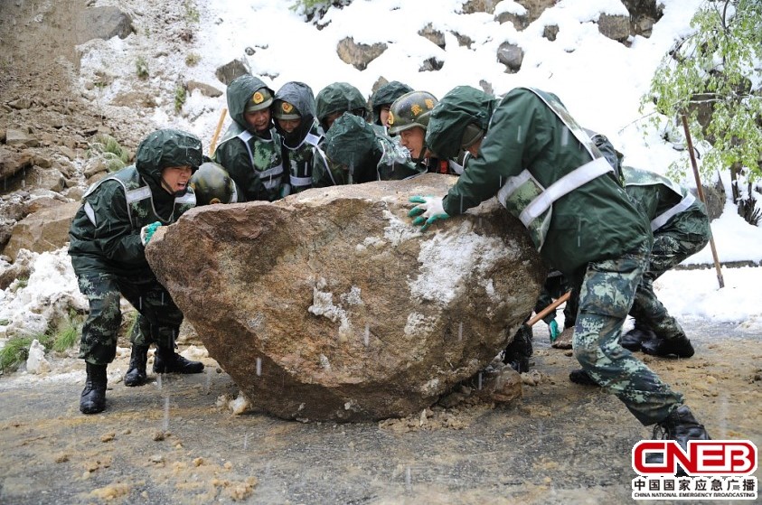 西藏林芝：武警官兵紧急抢通川藏线